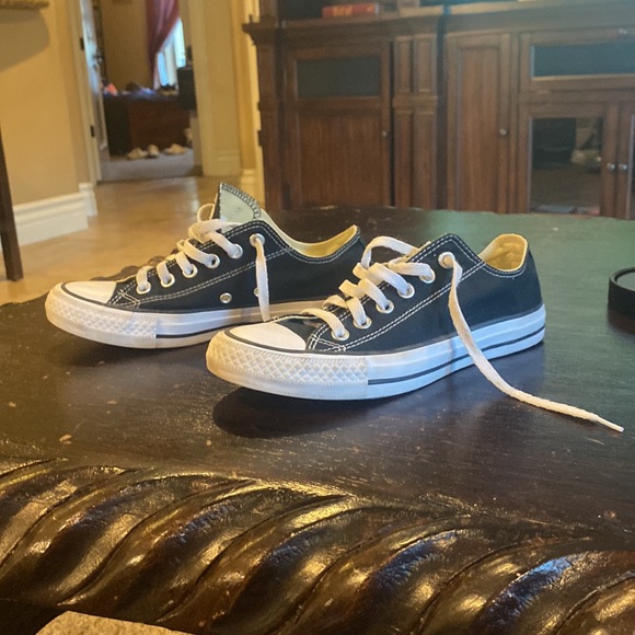 Converse Black and White size 5 in men’s seven in women’s - Picture 2 of 5